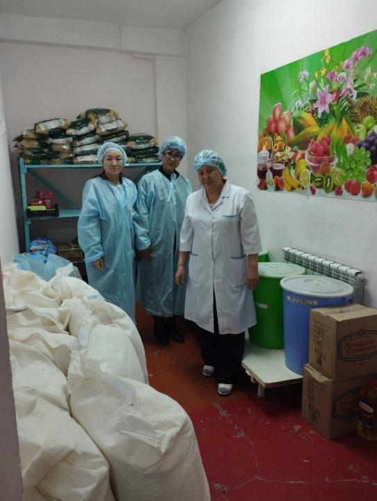 Бракераждық комиссия мүшелерінің мектеп асханасын тексеру барысы