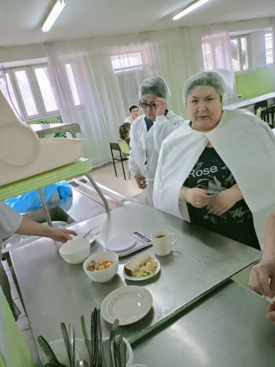 Бракераждық комиссиясы мүшелерінің мектеп асханасын тексеру сәтінен